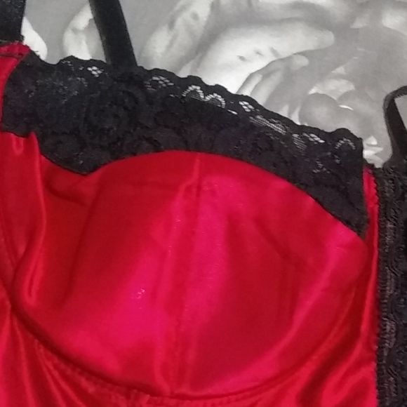 red satin and lycra bustier. - Picture 5 of 6